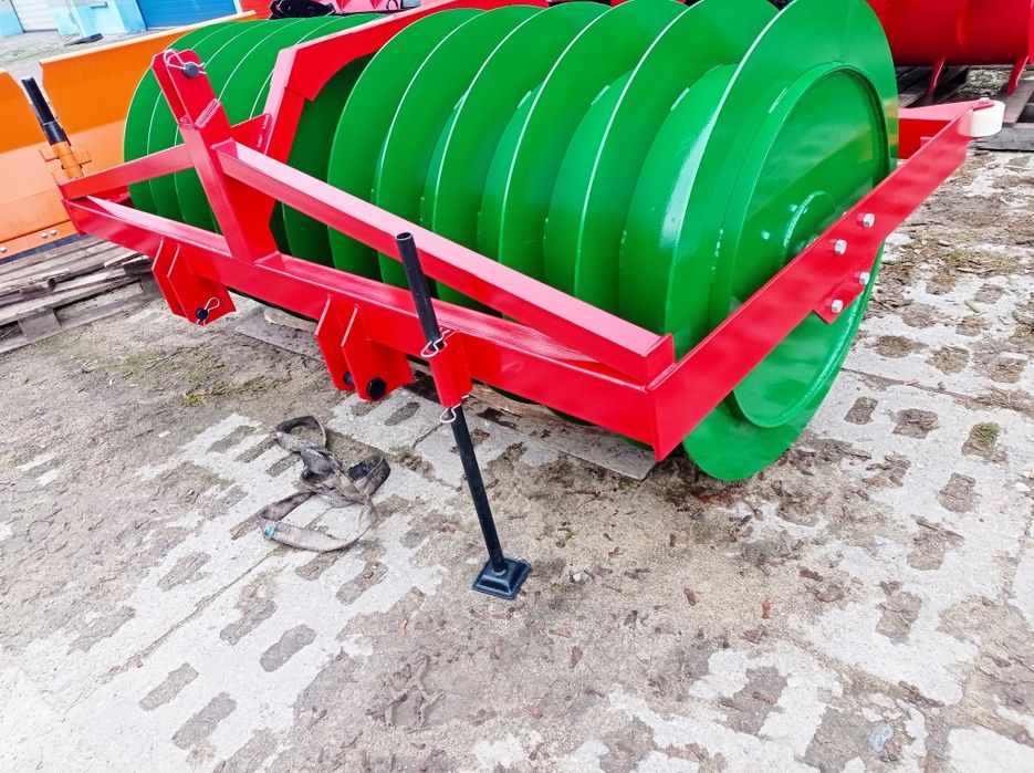 Wał pryzmowy do ugniatania sianokiszonki kukurydzy ugniatający