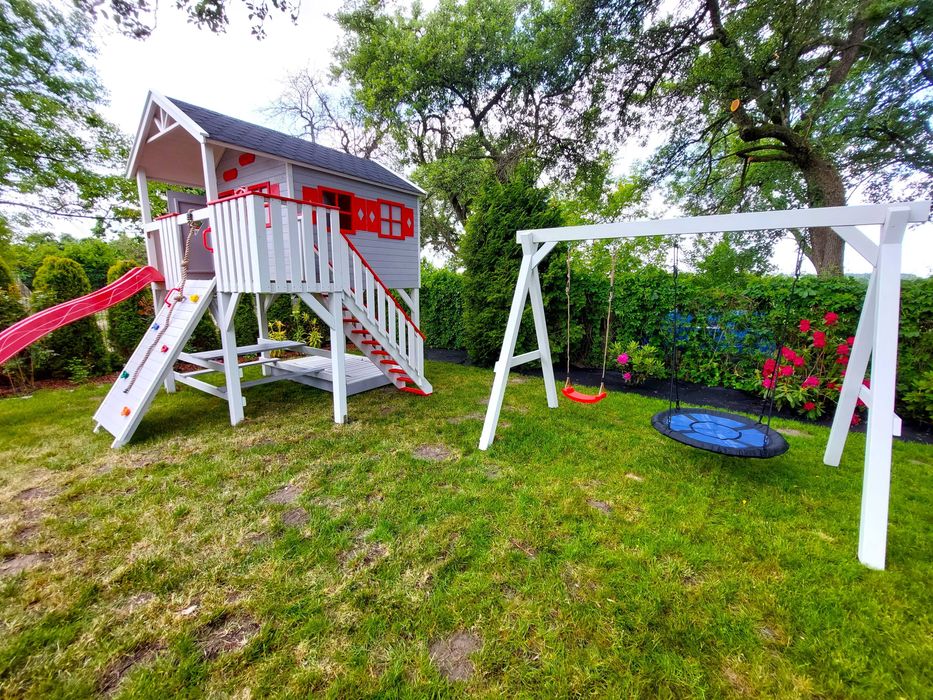 Przecudny drewniany domek dla dziecka