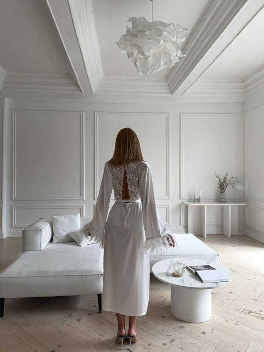 Розкішний атласний халат з мереживом і пір’ям, новий