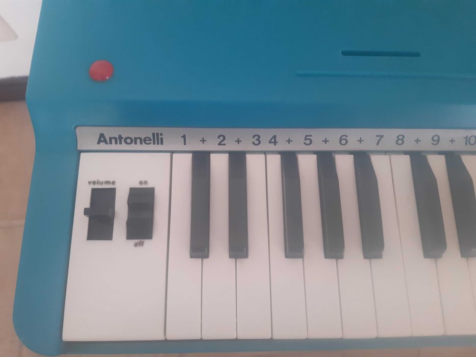 Golden Organ Antonelli com stand anos 70
