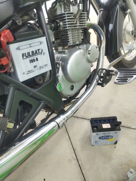 Vendo está mota 125 com casaco e dois capacetes