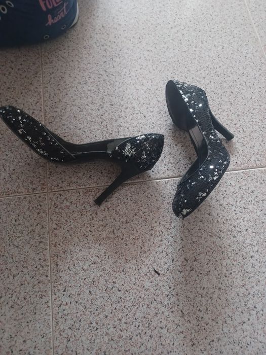 Sapatos com 2 cores preto e prateado