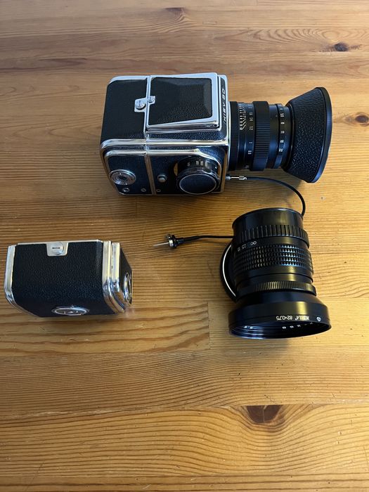 Aparat średnioformatowy KIEV 80 z dwoma obiektywami i magazynkami