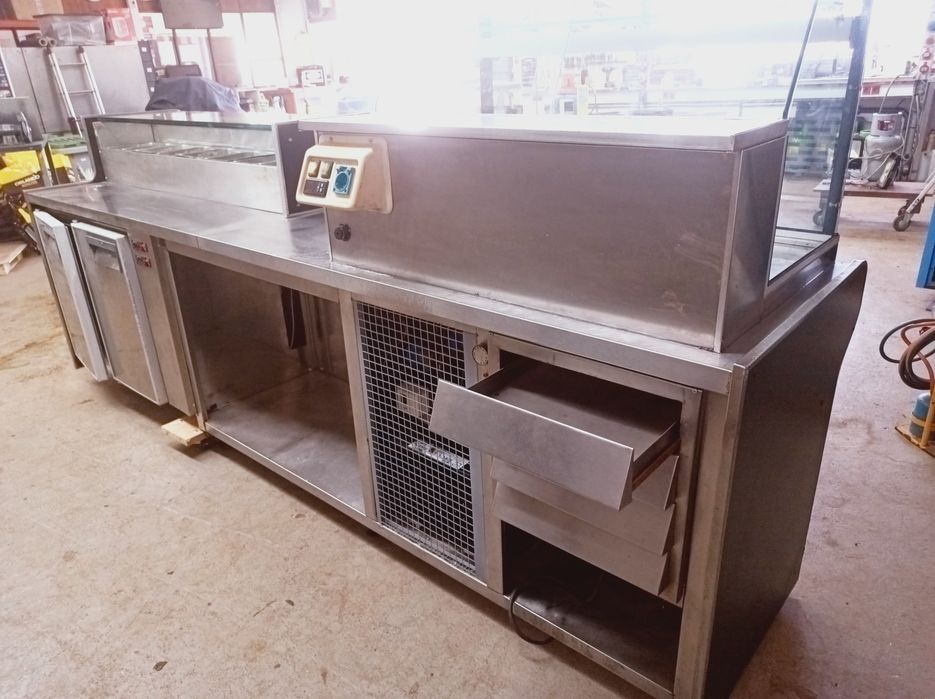 Balcão refrigerado com vitrine e covetes