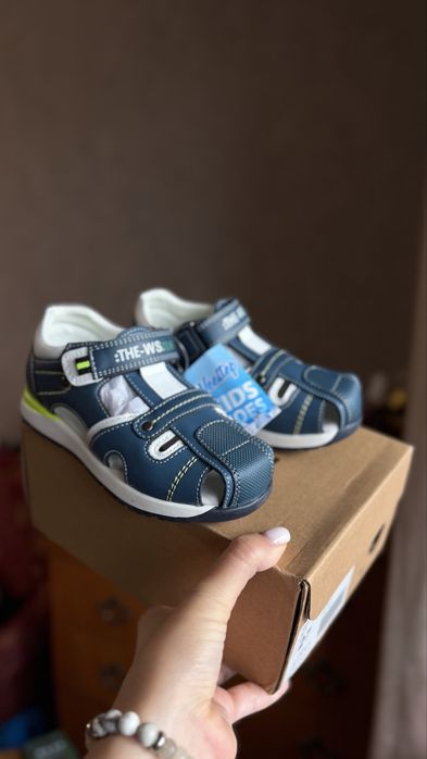 Закрытые босоножки