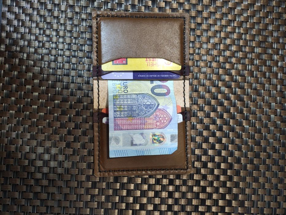 Carteira para cartões.
Feita por mim totalmente em papel genuína.
Faço