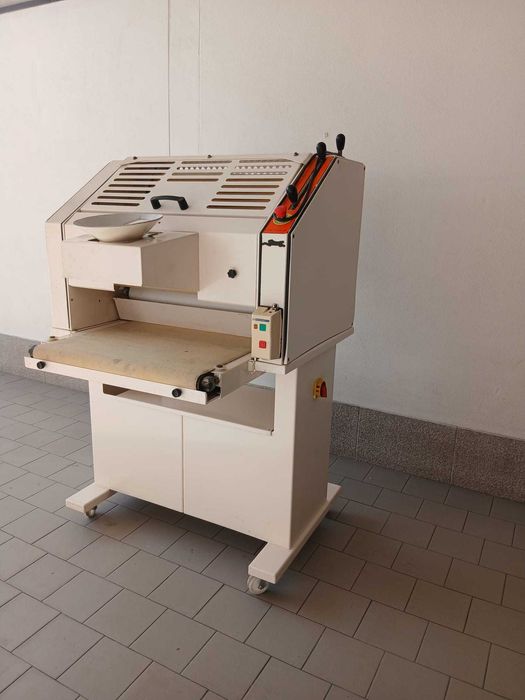 Formadora de cacetes, baguetes, roca e regueifa