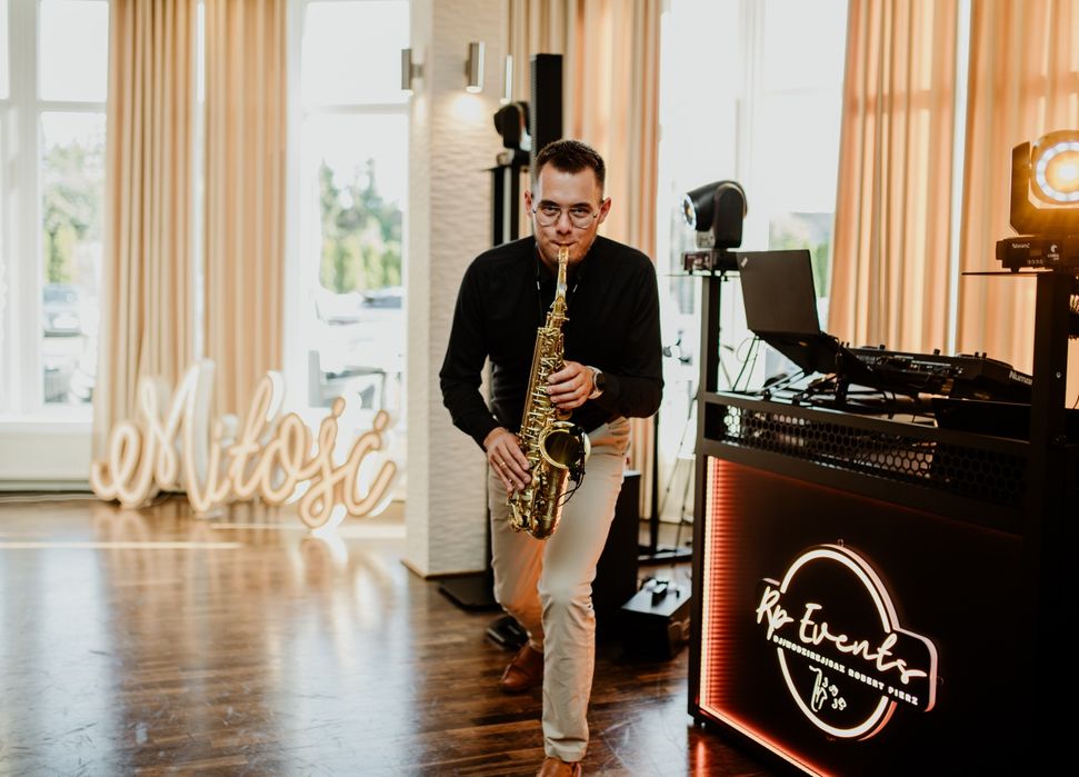 DJ | Wodzirej | Saksofonista na wesele – Show z klasą i humorem!