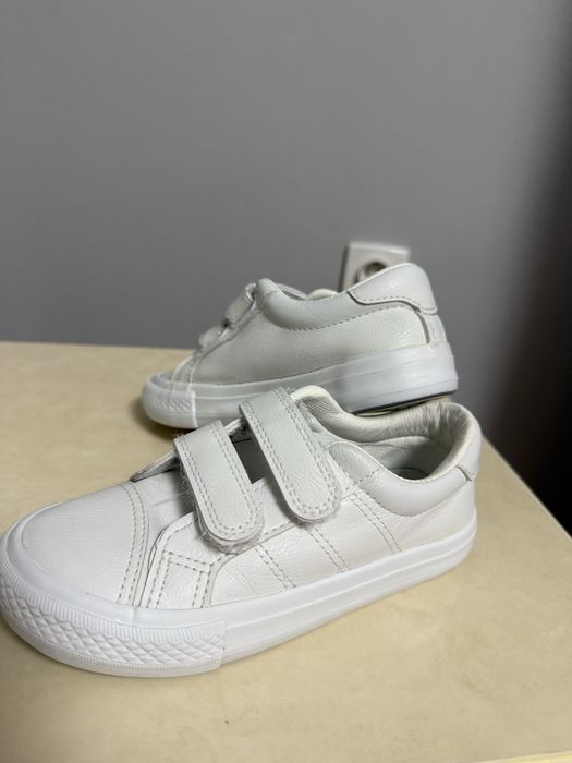 Для хлопчика білі кеди