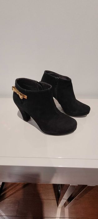 Botins de senhora elegantes e bonitos