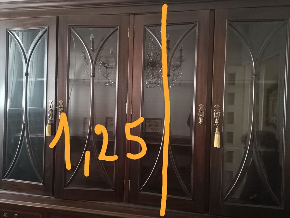 Armário louceiro, em duas peças sobrepostas. epostas