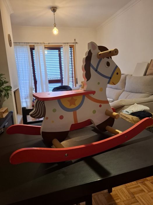 Cavalo de baloiço em madeira