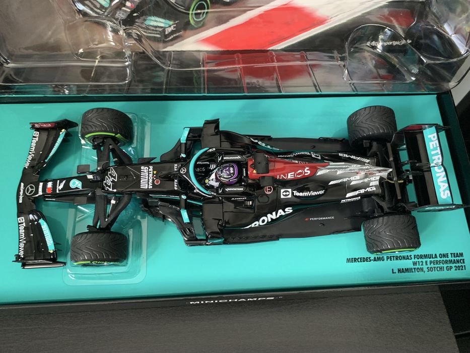 F1 minichamps 1:18 Mercedes - AMG W12 Lewis Hamilton