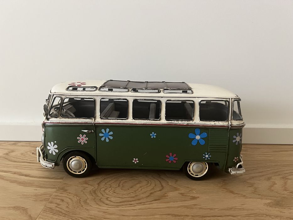 Carrinha Volkswagen Kombi estilo hippie anos 1960