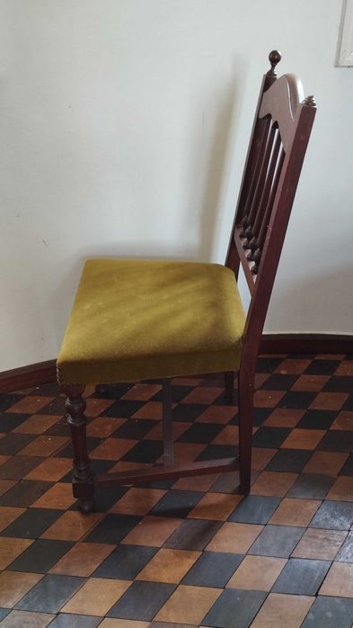 Conjunto de 2 Cadeiras Antigas em Madeira, com Assento Almofadado