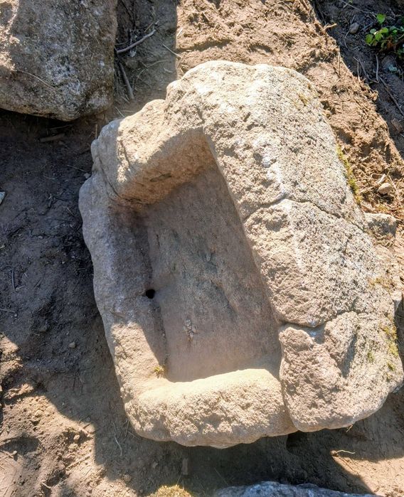 Pia em pedra conca centenária de ruína rural