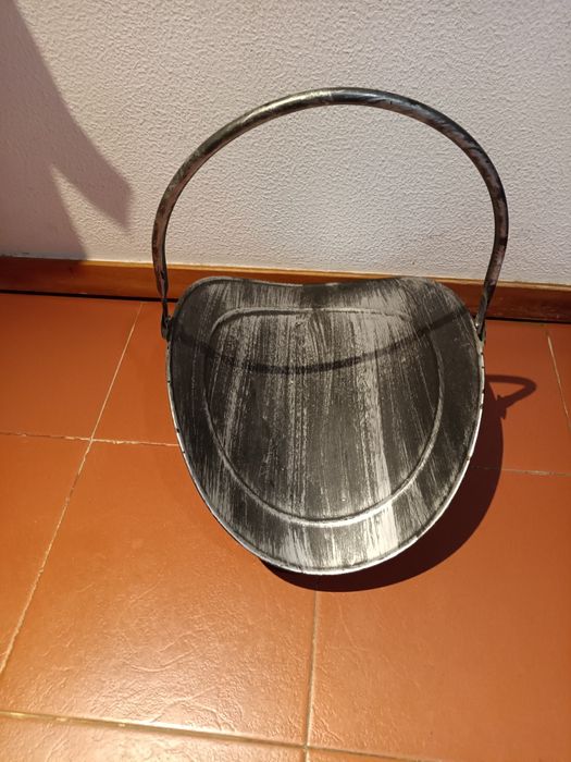 Cesta de lenha em metal