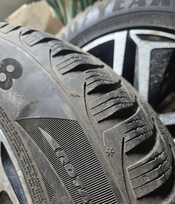 Продам зимнюю резину Goodyear Ultragrip 8 215/65/r16 на Peugeot 3008