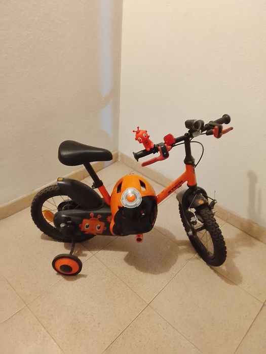 Bicicleta infantil com capacete e luzes