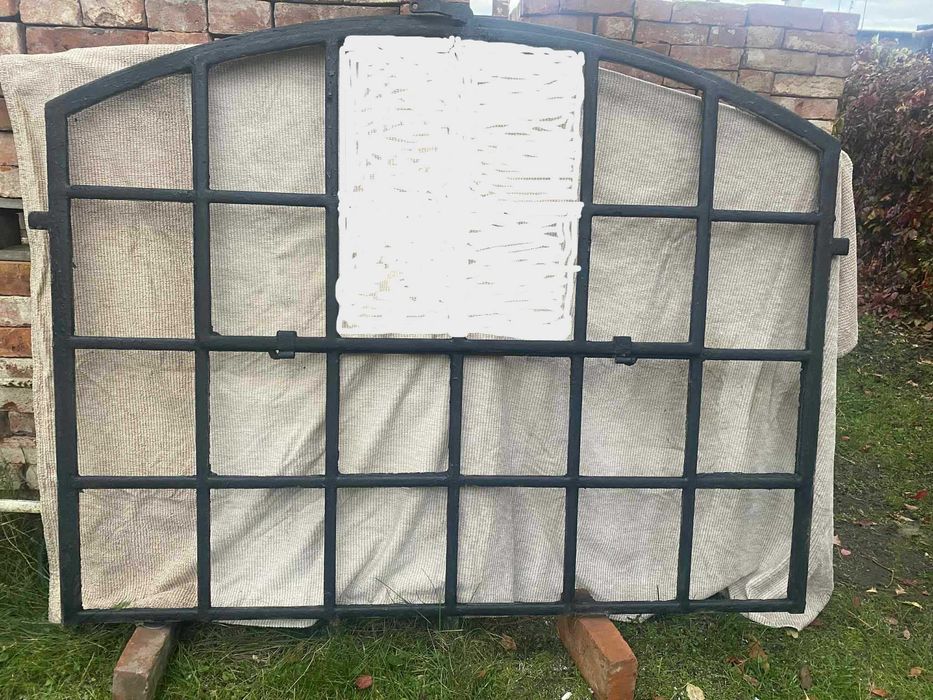 Stare solidne łukowe okno żeliwne