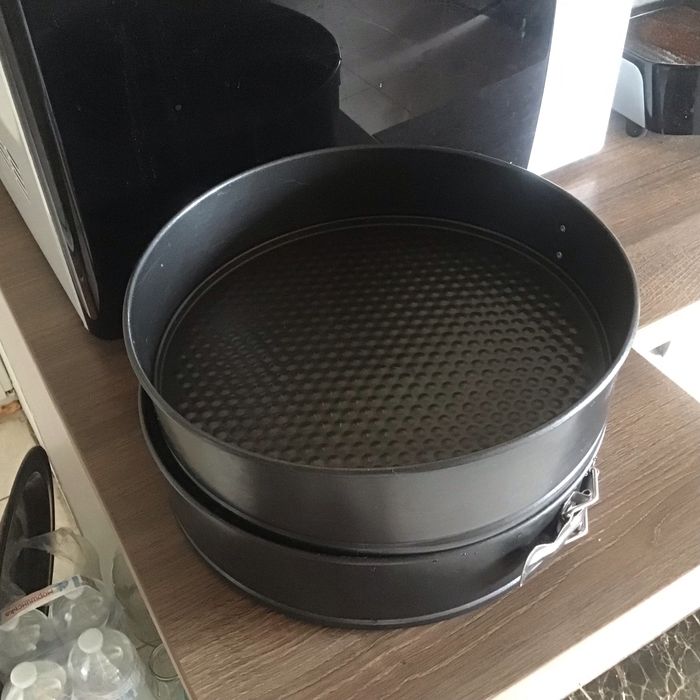 Тортницы для выпечки и хранения , щипцы , рюмки, бокалы