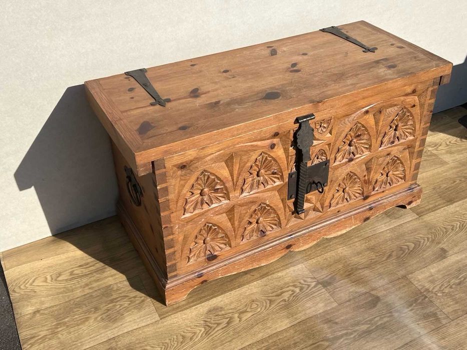 Drewniana skrzynia z litego drewna