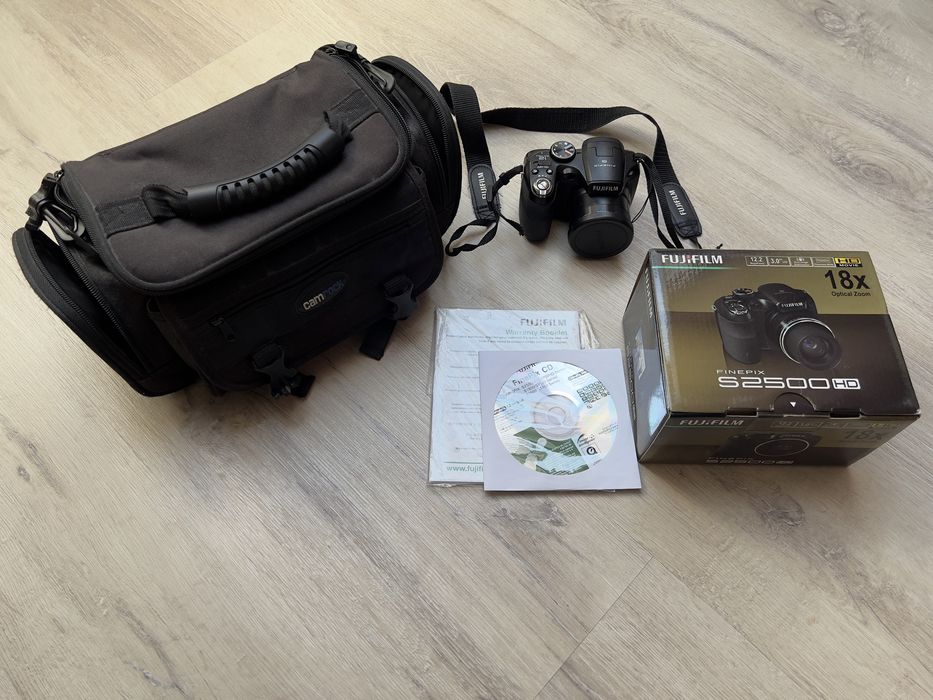 Aparat Fujifilm FinePix S2500HD + torba Camrock + pudełko + płyta