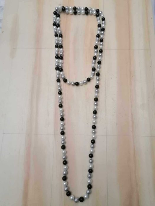 Colar comprido de pérolas branco, cinza e preto