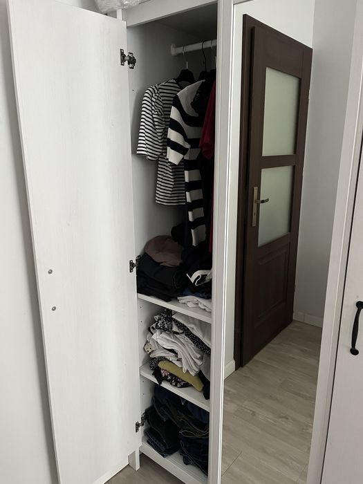 Biała szafa z lustrem Ikea