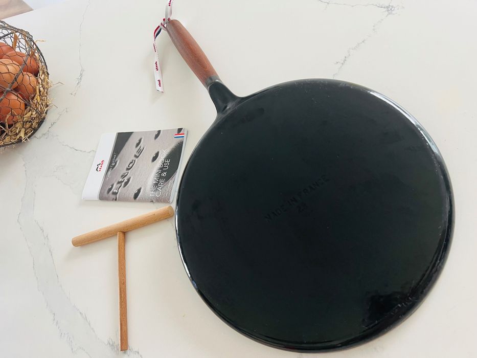 Crepeira STAUB com pega de madeira 28 cm, Ferro fundido, Preto