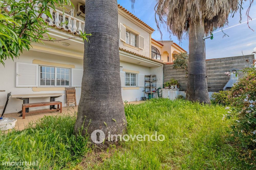 Moradia T4, com áreas amplas e jardim, em Faro