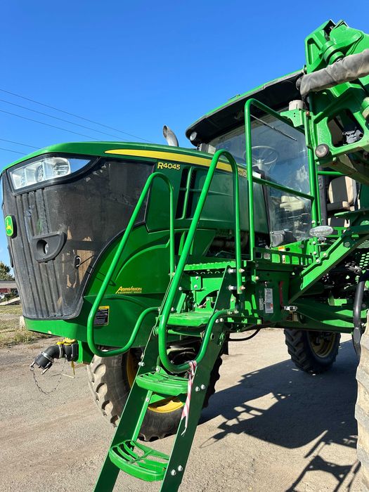 Самохідний оприскувач John Deere R4045