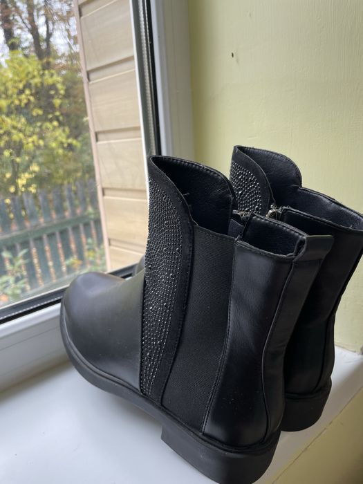 Продам осінні чоботи