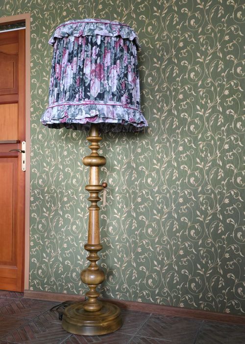 Lampa stojąca drewniana z abażurem w kwiaty
