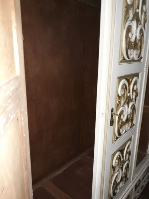 Roupeiro com gavetas.