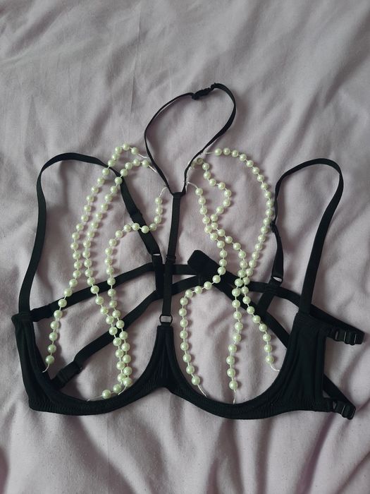 Harness ozdobny czarny pas na biust z perełkami TRIUMPH biżuteryjny open bra body chain