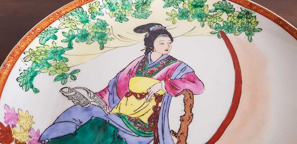 Prato de louça chinesa policromada mulher lendo (32 cm diâmetro)