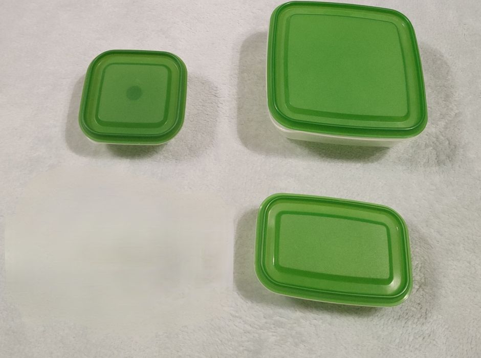 Trzy plastikowe pojemniki Ikea