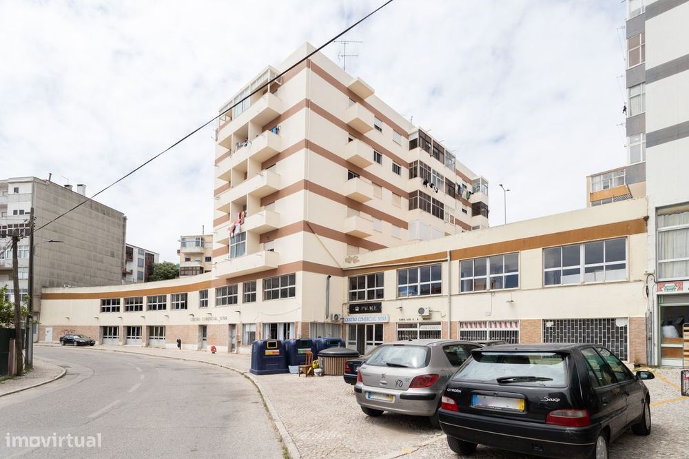 Loja no Seixal com cerca de 2 000m2