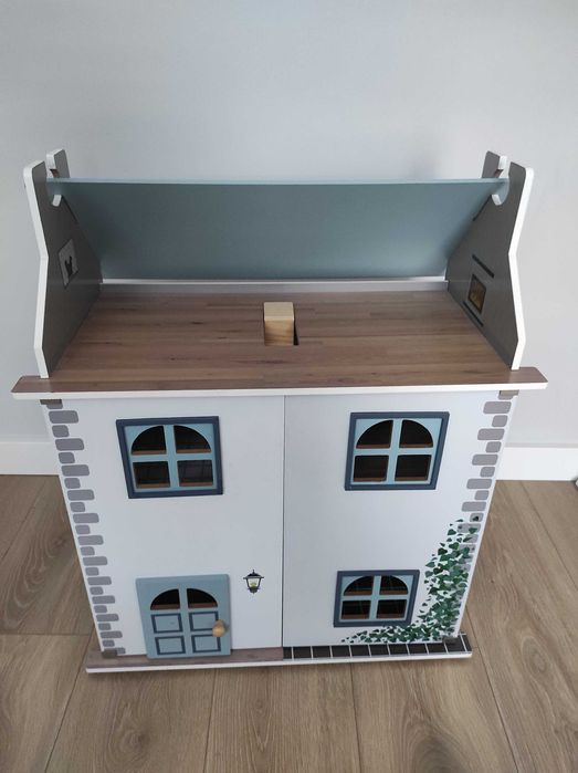 Domek drewniany dla lalek / figurek