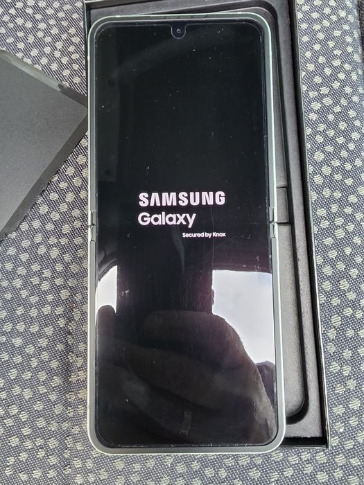 Samsung Galaxy Flip 6 . 512