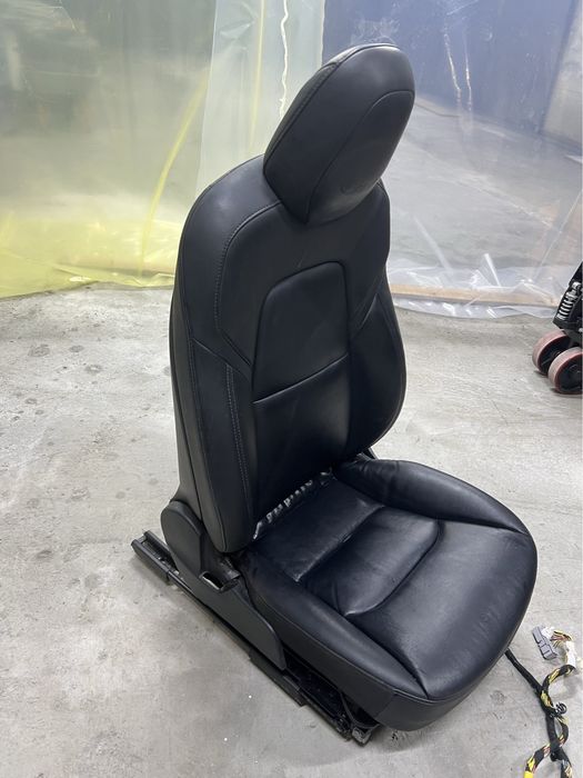 Сидіння праве ліве пасажирське водійське Tesla Model 3 18-24