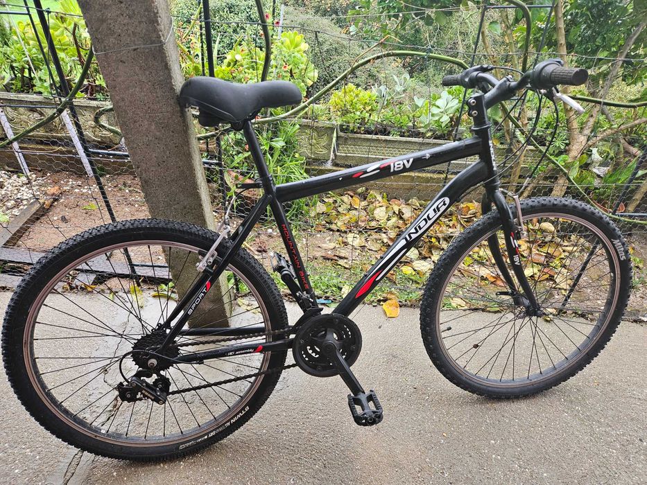 Bicicleta preta 18 marchas.