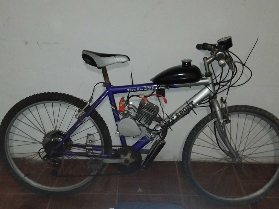 Bicicleta com motor auxiliar