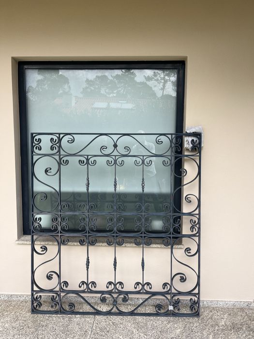 Janela fixa com vidro duplo e grade