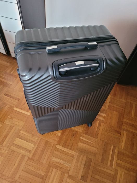 Duża  walizka z kółkami obrotowymi