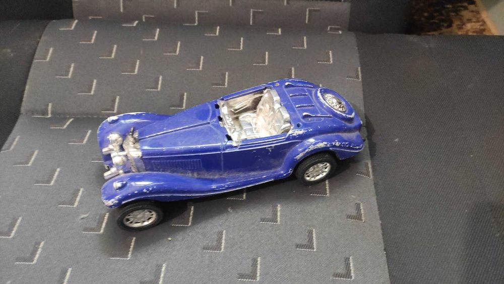 Продам детскую машинку. Инерционная.