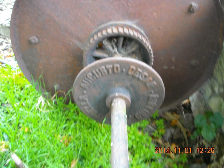 Roda de Engenho Antigo com Eixo