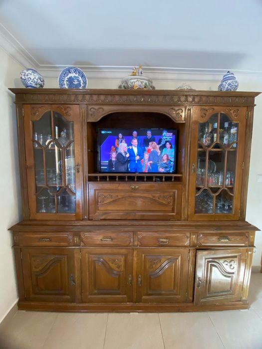 Mesa de jantar + 8 cadeiras + móvel de sala