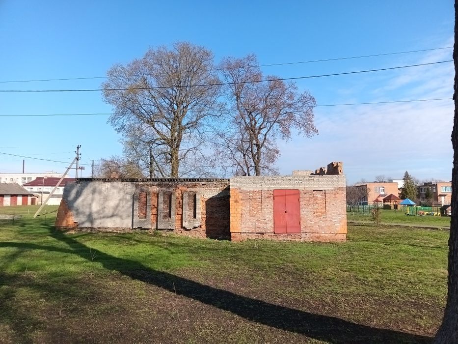 Будівля в міському парку.